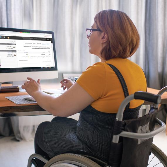 在计算机连接学院工作的坐轮椅的白人女性学习教练